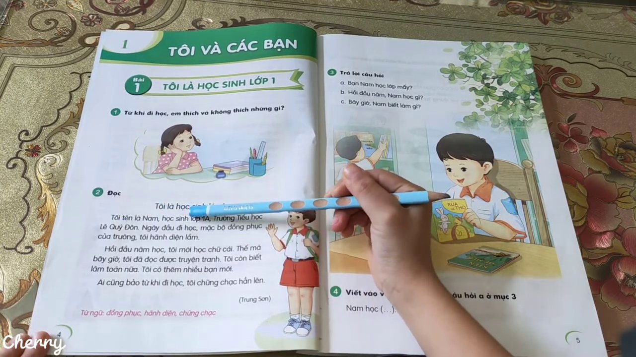 Bạn Nam trong bộ đồng phục học sinh lớp 1, nét mặt rạng rỡ và hãnh diện.