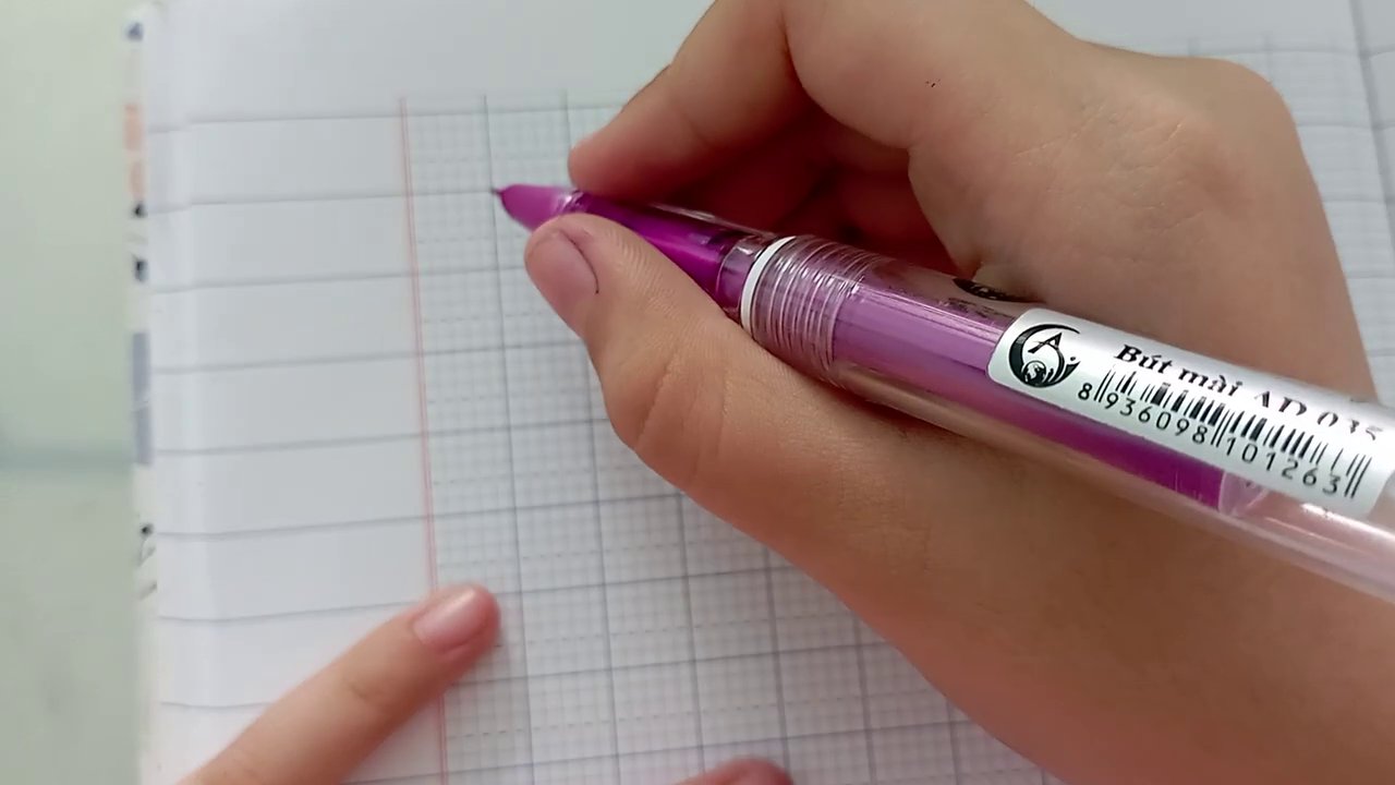 Cô giáo hướng dẫn bé nhẩm lại câu "bé rất ngoan" trước khi bắt đầu viết.