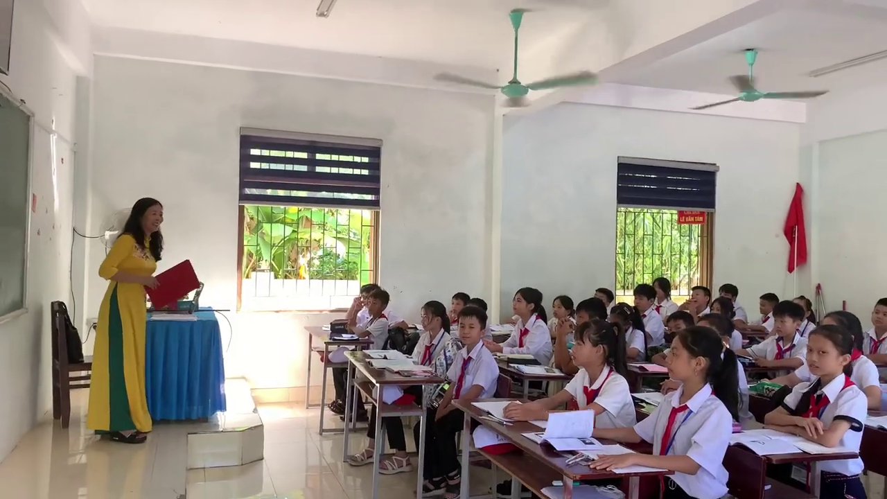Cô Hồng luôn tiên phong áp dụng các phương pháp giảng dạy mới, tạo hứng thú cho học sinh.