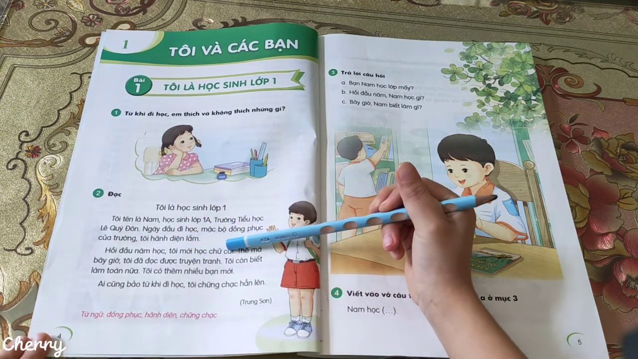 Khoảnh khắc bạn Nam chăm chú nhìn vào sách, có lẽ đang tập đánh vần những chữ cái đầu tiên.