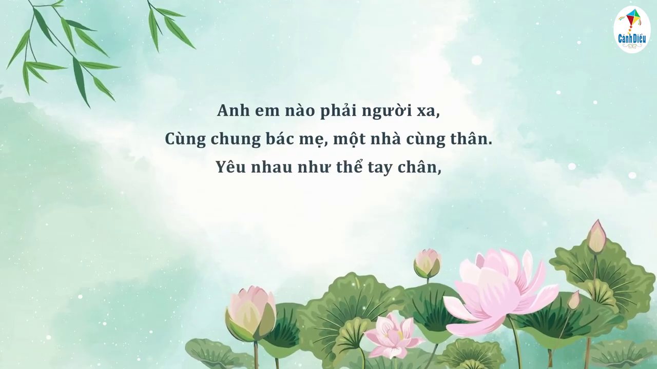 Hình ảnh một gia đình đông anh chị em quây quần bên nhau trong không khí đầm ấm, tươi cười hạnh phúc.