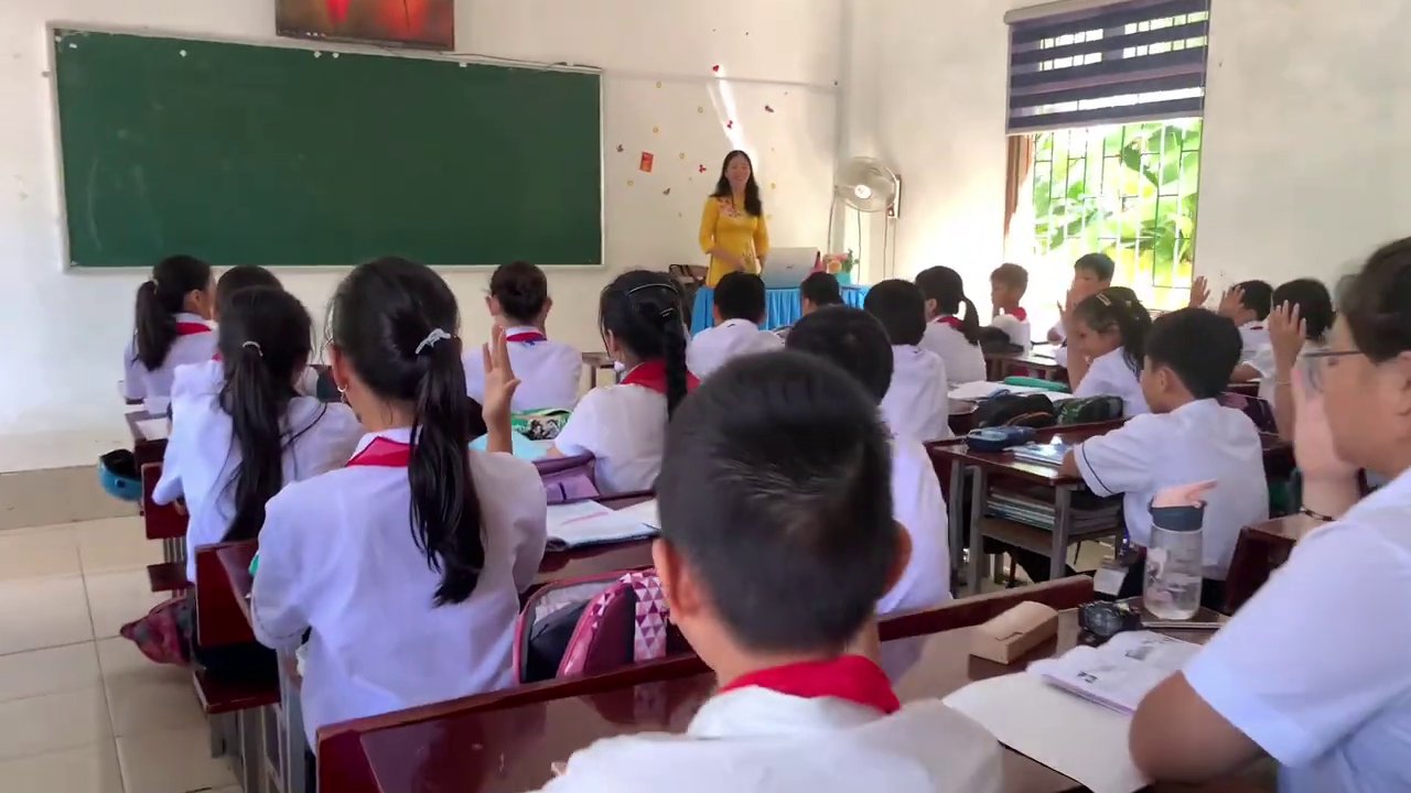 Cô Hồng luôn gần gũi, thân thiện, được học trò yêu mến như người mẹ, người chị.