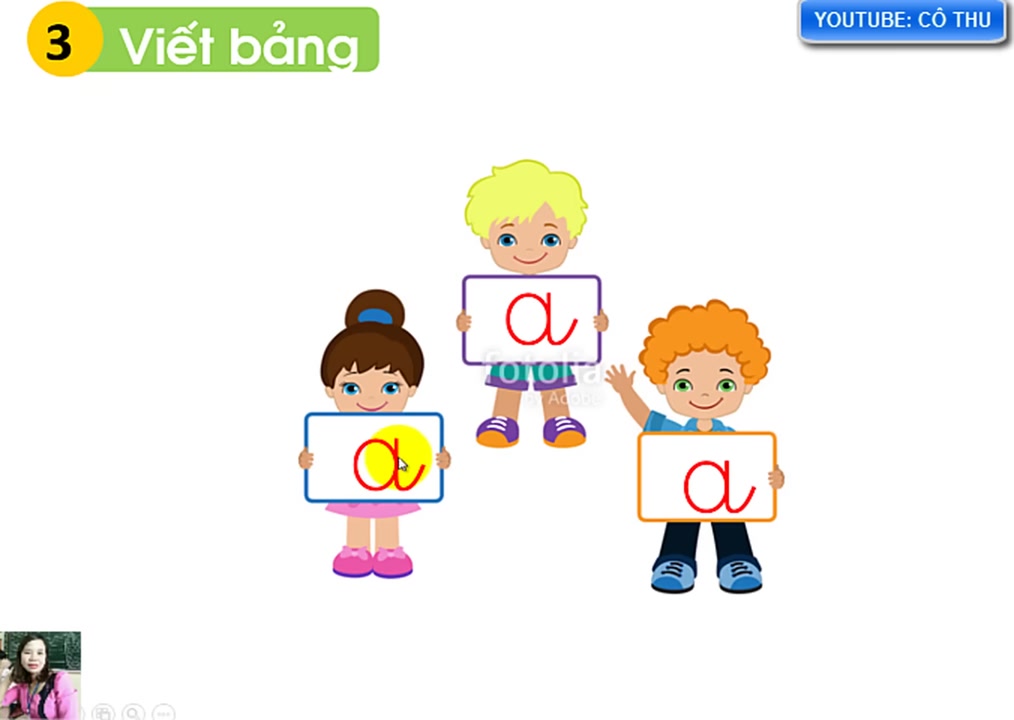 Cô Thu cầm thẻ chữ a mẫu, giúp học sinh quan sát rõ cấu tạo từng nét của chữ.