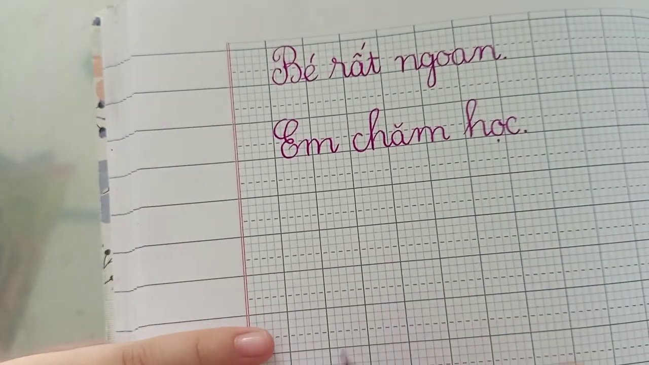 Cô giáo đang chỉ vào chữ "dừa" với dấu huyền được đánh rõ ràng.