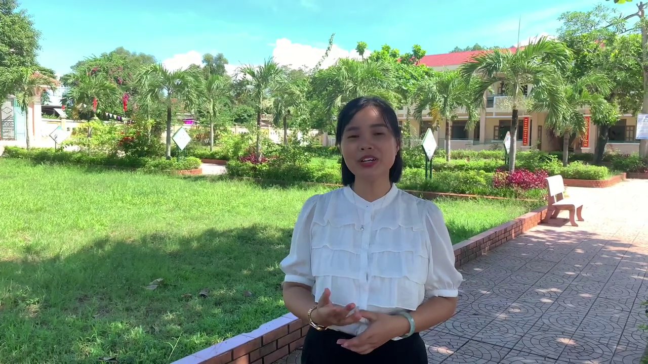 Hình ảnh cô trò thân thiết trong một giờ học tích cực.