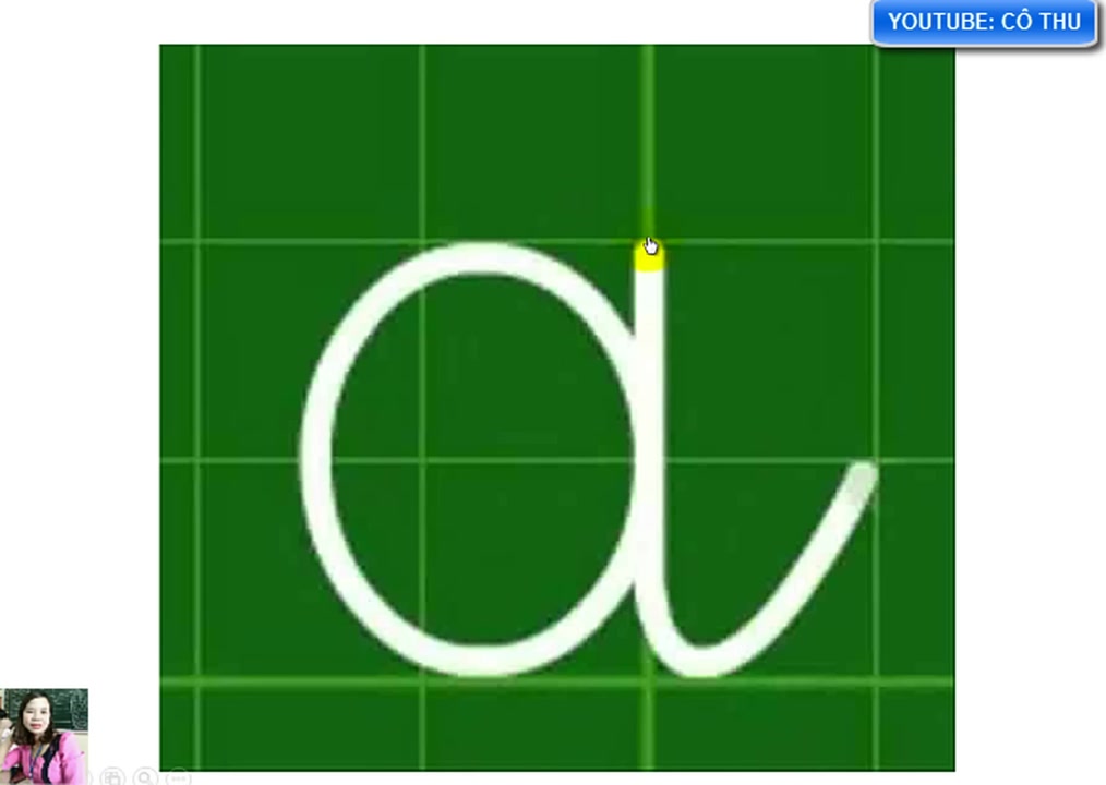 Quá trình viết chữ a cỡ vừa được trình chiếu chậm rãi, từng nét một trên ô li.