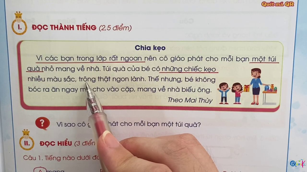 Học sinh đang tập trung đánh vần và tìm các tiếng có vần "ông" trong bài.