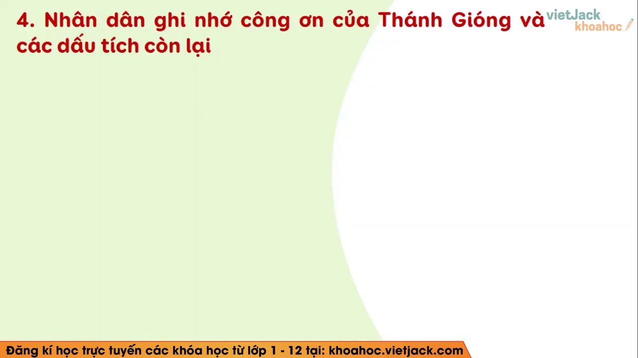 Lễ hội Gióng truyền thống được tổ chức hàng năm tại đền Phù Đổng, Hà Nội.