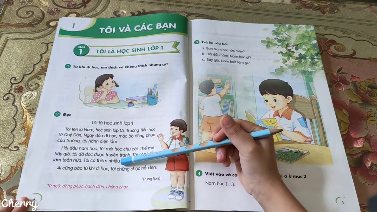 Cảnh bạn Nam vui đùa hoặc trò chuyện cùng các bạn mới trong lớp học hoặc sân trường.