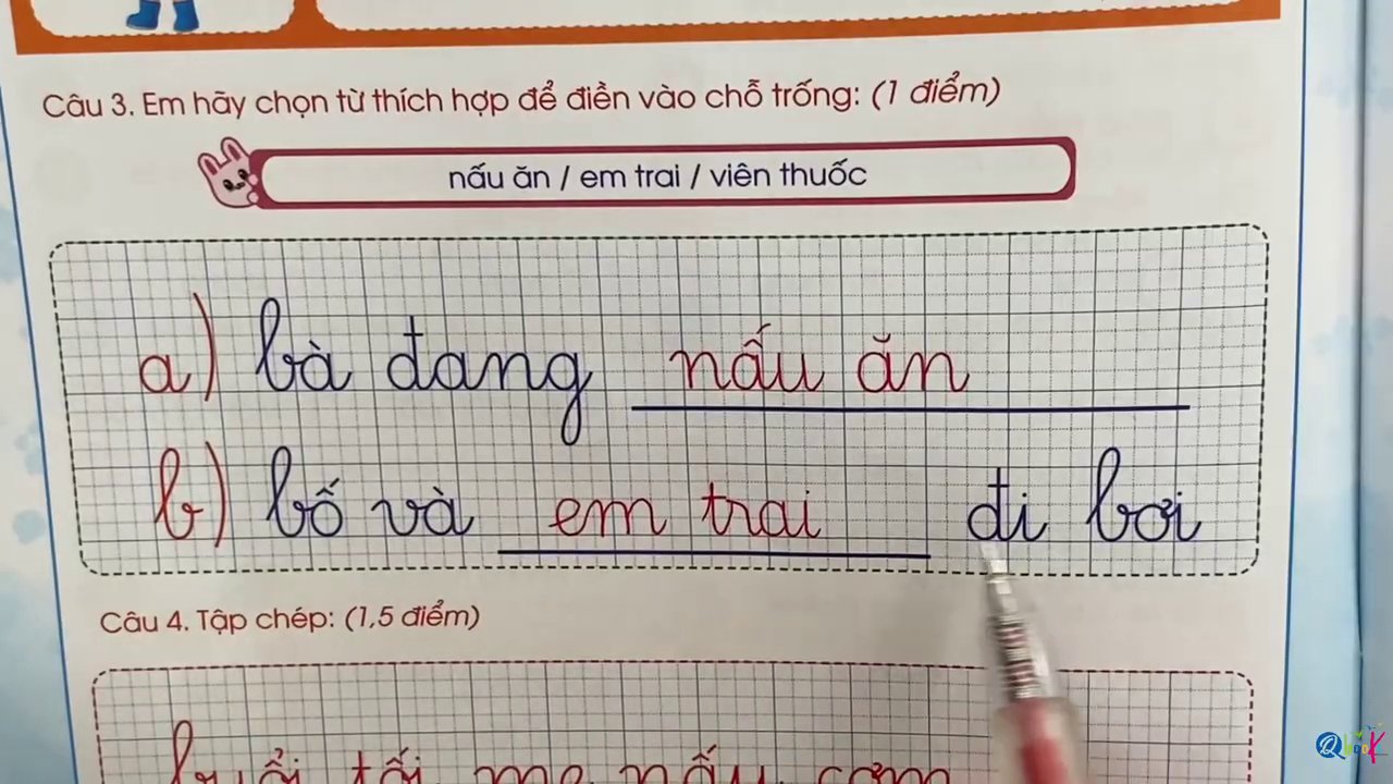 Hướng dẫn cách đặt bút và viết câu "Bữa trưa, mẹ nấu cơm" theo đúng ô li.