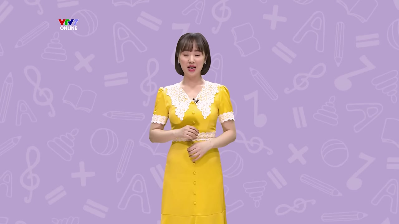 Cô giáo hướng dẫn viết dấu huyền trên bảng, đặt cách đầu chữ "a" một khoảng nhỏ.