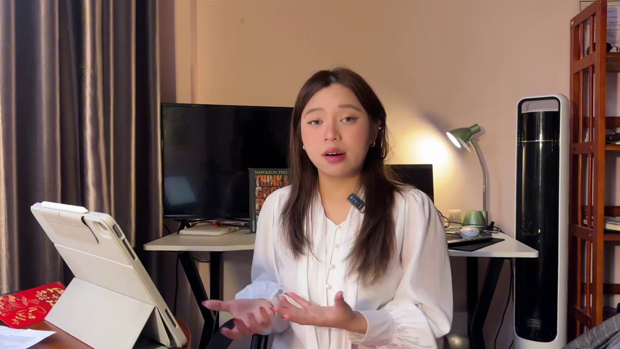 Hình ảnh một giá sách với nhiều tác phẩm văn học của các tác giả nổi tiếng Việt Nam.