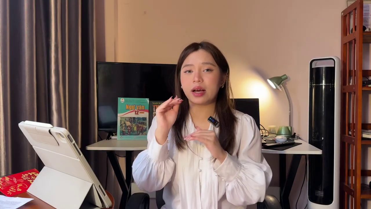 Hình ảnh một bạn trẻ đang say sưa đọc sách trong không gian yên tĩnh.