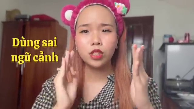Hình ảnh minh họa hai bài kiểm tra Văn, một bài chữ đẹp, trình bày sạch sẽ và một bài chữ cẩu thả, khó đọc.