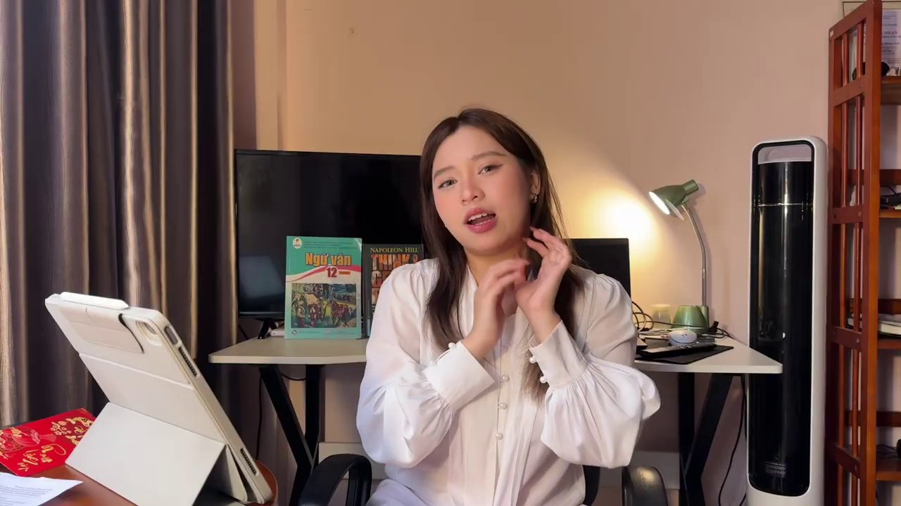 Hình ảnh học sinh tự tin thuyết trình về một tác phẩm văn học trước lớp.