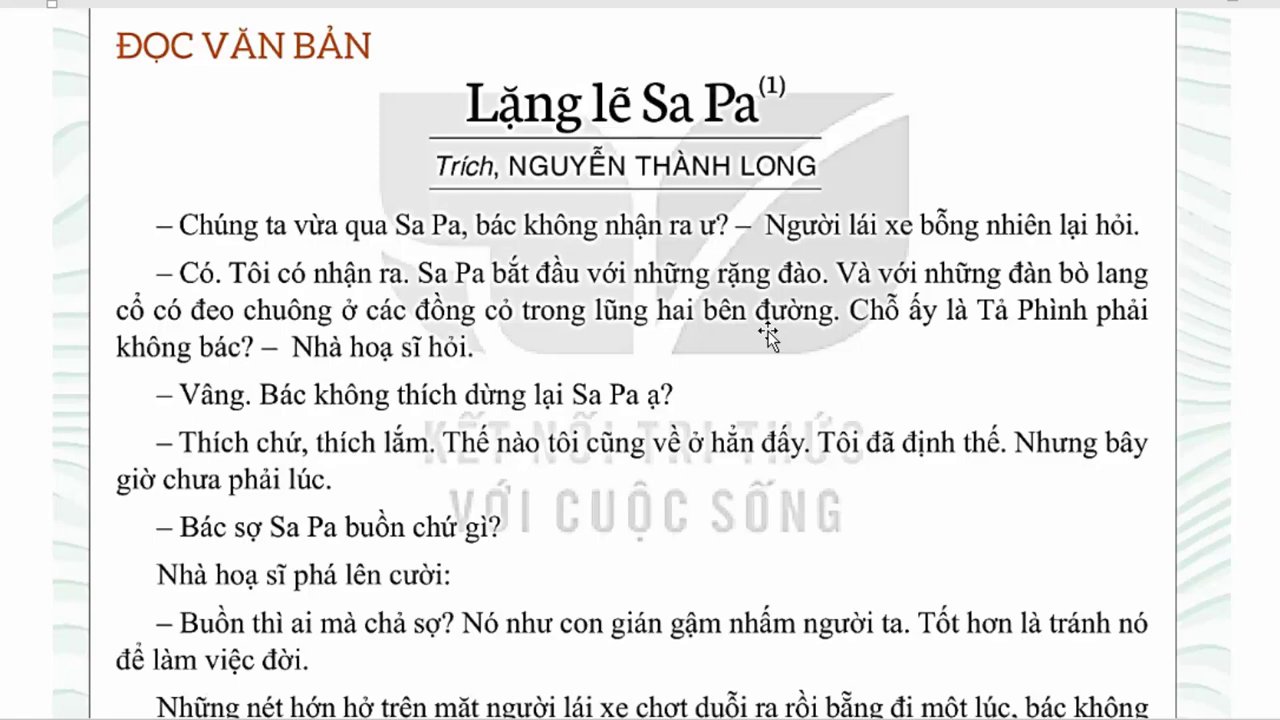 Khung cảnh núi rừng Tây Bắc hùng vĩ với những con đèo quanh co, mây trắng ôm lấy đỉnh núi.