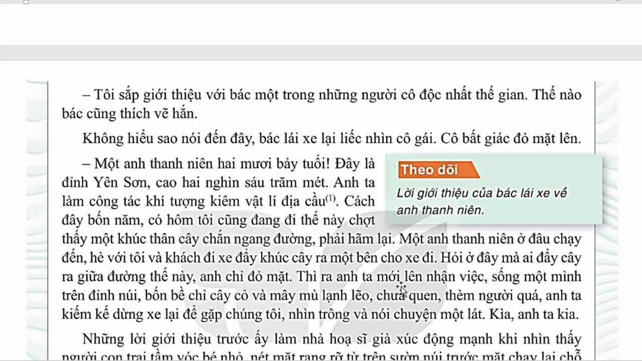 Góc nhìn từ trong xe ra ngoài cảnh núi non trùng điệp, nắng vàng chiếu xuyên qua tán lá thông.