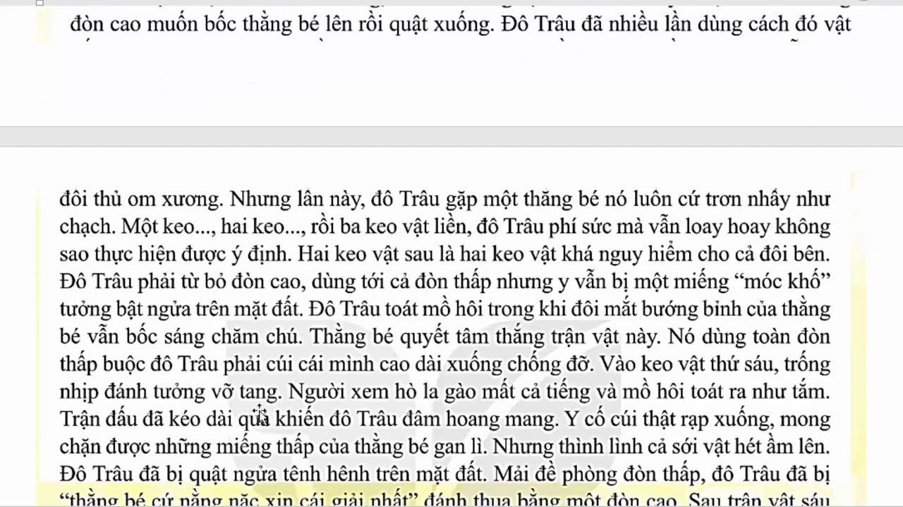 Khoảnh khắc chiến thắng vỡ òa, cậu bé được khán giả vây quanh chúc mừng.
